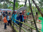 “Sepasang Kekasih” di Jembatan Baduy Kecil saat Peringatan HKSN 2024