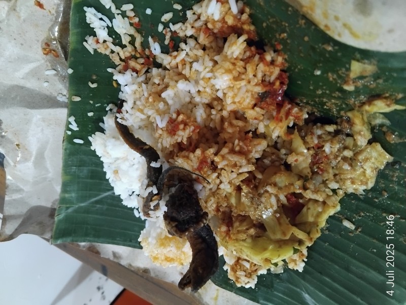 Tiktoker Pekanbaru Berbagi Makanan di Depan Masjid Al-Fitrah RS Awal Bros Panam