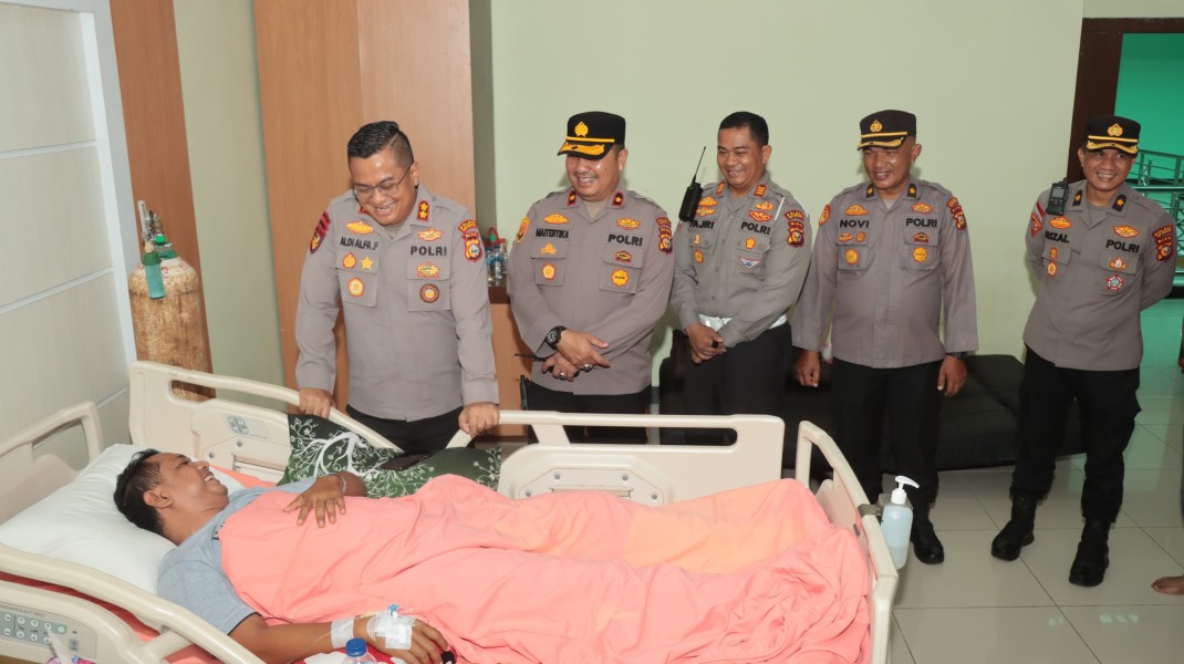 Wujud Perhatian, Kapolres Meranti Jenguk Personil yang Sakit Di RSUD Selatpanjang