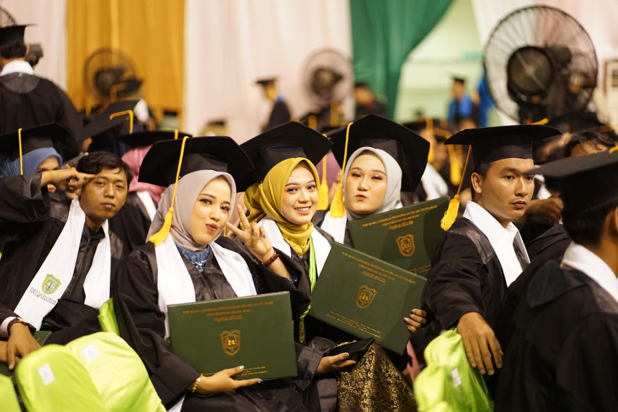 Momen Haru dan Kecerian Mewarnai Wisuda UIR Periode I 2024