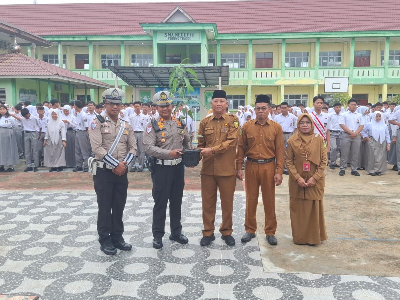 Jadi Pembina Upacara, Kasatlantas Polres Meranti Ajak Pelajar Tertib Berlalulintas & Serahkan Bibit Pohon