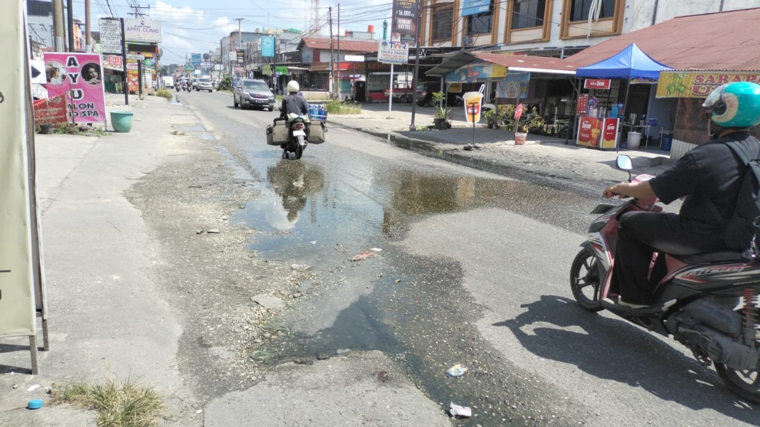 Warga RW 16 Tobekgodang Gotong Royong Perbaiki Drainase Jalan Delima