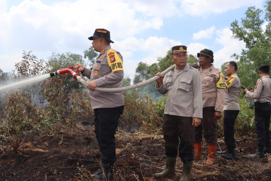 Padamkan Karhutla di Tanjung Palas, Kapolres Dumai Imbau Seluruh Masyarakat Tidak Membakar Lahan Sembarangan