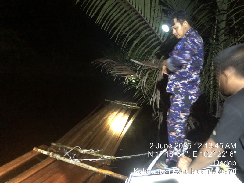Polisi Temukan 500 Keping Kayu Ilegal di Perairan Desa Dedap, Kepulauan Meranti