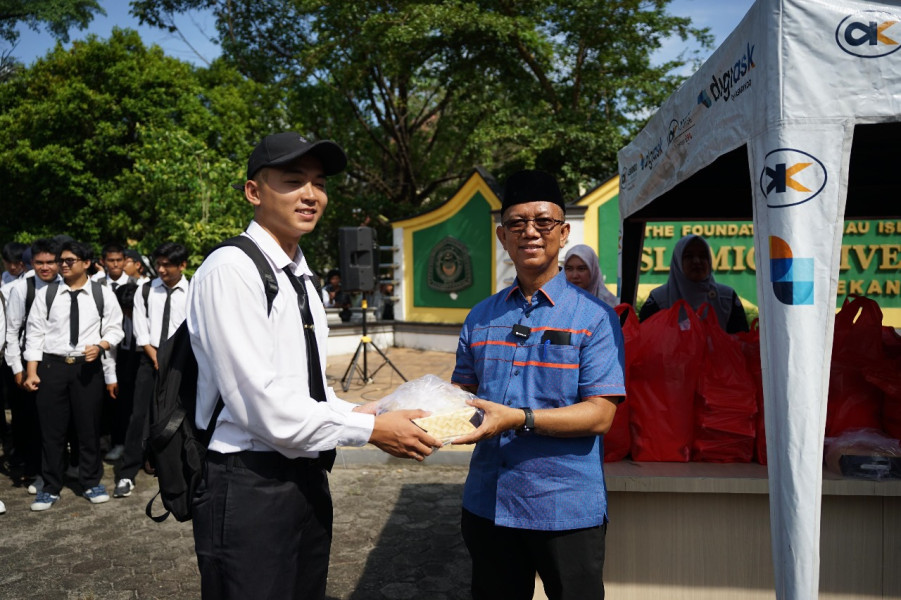 UIR Bagikan 1.000 Paket Berbuka ke Mahasiswa-Mahasiswi
