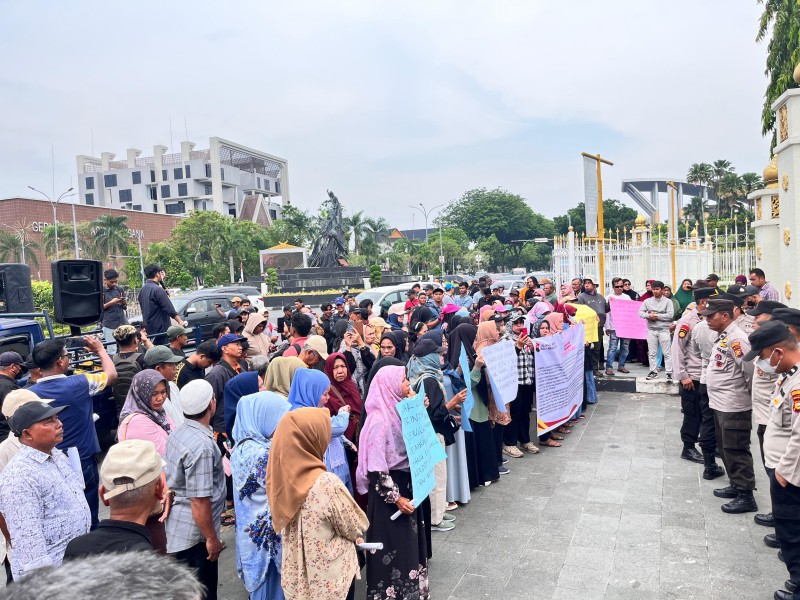 Petani Koppsa-M Unjuk Rasa Depan Kantor Gubernur Riau, Minta Gubernur Abdul Wahid Segera Turun Selesaikan Konflik Petani Dengan PTPN IV