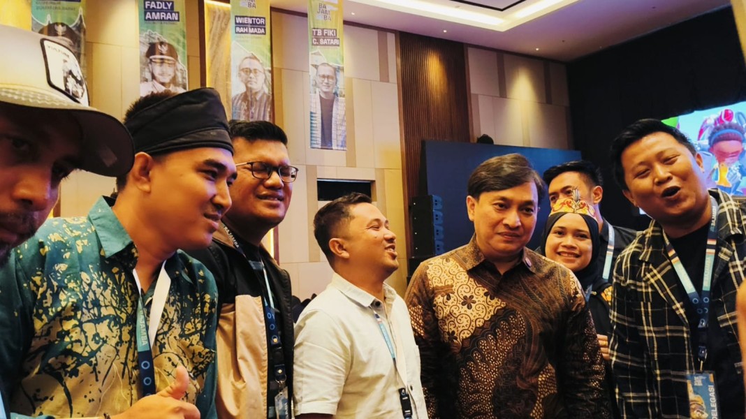 Seniman Riau Rahmat Pantun Hadiri Rakornas ICCN 2025 di Padang