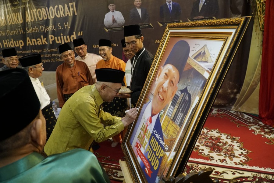 Dari Nol Menuju Pucuk Pimpinan, Saleh Djasit Luncurkan Buku Autobiografi Jalan Hidup Anak Pujud