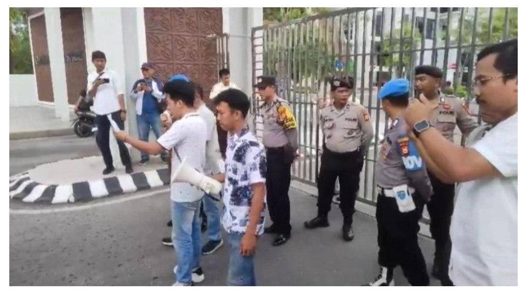 Puluhan Massa FPMK Gelar Aksi Unjuk Rasa, Desak Pemecatan Kades Sialang Godang Diduga Korupsi dan Hobi Dugem