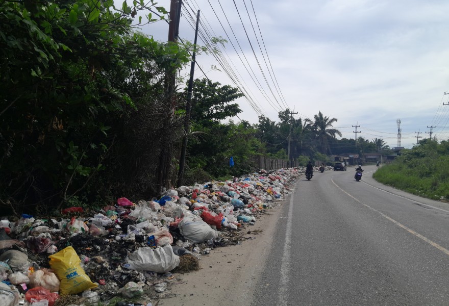 Camat Siak Hulu Irwansyah Tutup Mata, Bau Busuk Tumpukan Sampah Di Pinggir Jalan Raya Pasir Putih Menggunung Terkesan Sengaja Dibiarkan