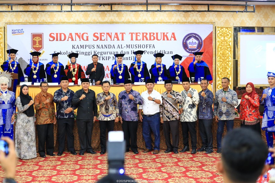 Bupati Meranti Hadiri Wisuda Sarjana STKIP Meranti Angkatan V